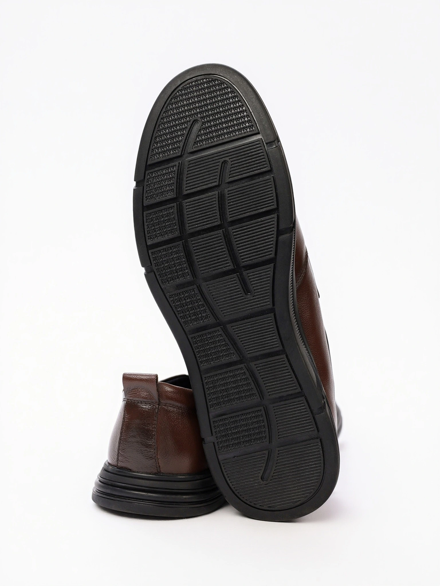 Туфли коричневого цвета с эластичными вставками